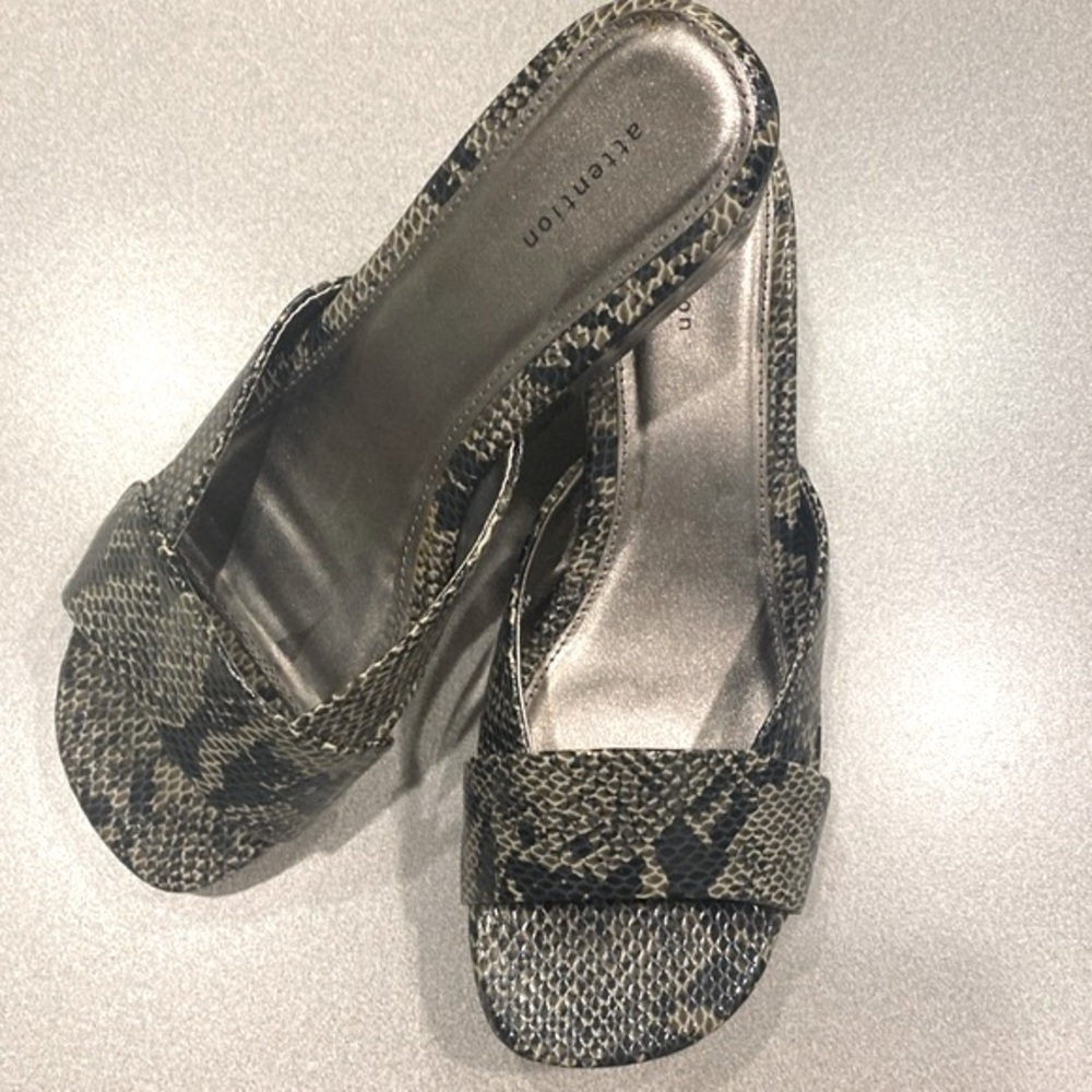 Women’s wedge sandals in cute animal print.